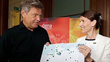 Bundesminister für Wirtschaft und Klimaschutz Rober Habeck und dena-Mitarbeiterin Jeannette Uhlig bei einem Treffen im BMWK