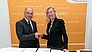 [Translate to English:] Kristina Haverkamp (dena) und Franz Keuschnig (AGCS) bei der Unterzeichnung der Kooperation am Rande der Europäischen Biomethankonferenz am 20.06.2016. 