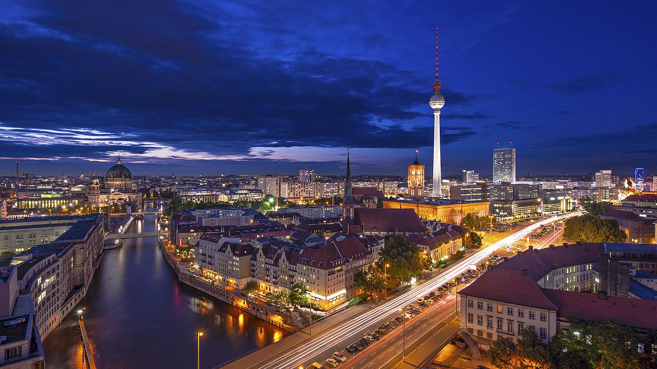 Panorama-Aufnahme der Lichter Berlins bei Nacht.