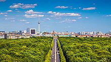 Blick über den Berliner Tiergarten auf das Brandenburger Tor.